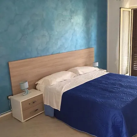 Konukevi Red Stone Diamante